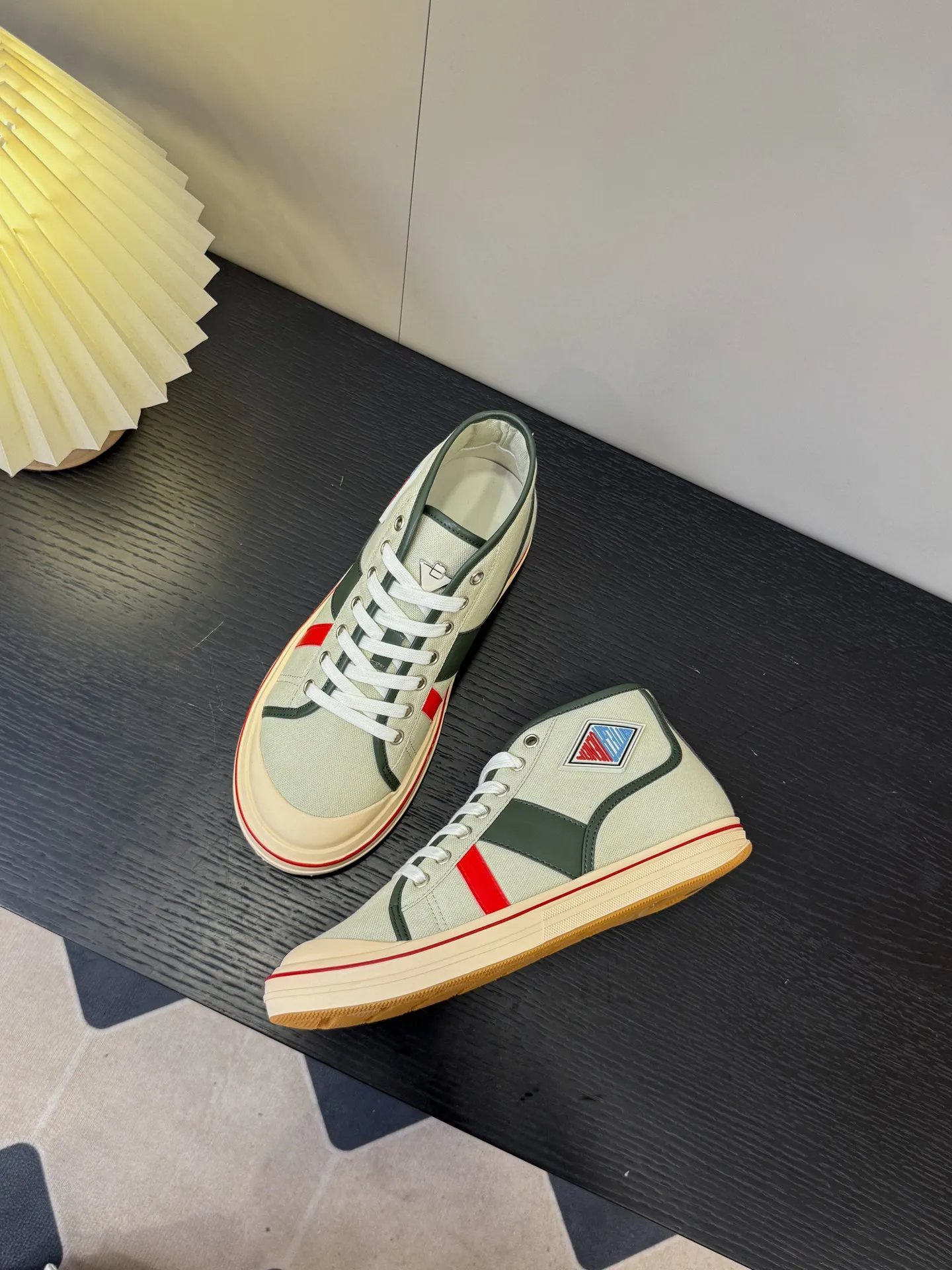 👟👟Ex-factory price 480👟👟 (Men’s size +1️⃣0️⃣) BVOrbit’s latest 2025 catwalk model, developed 1:1 from the original board, classic color matching elements! This is the biggest highlight of this shoe, eye-catching but not exaggerated design, super cool for daily use, super versatile whether paired with pants, sweaters or skirts, looks good no matter how you wear it, the more you look at it, the more you like it ❗️ Outsole: Original outsole Color: 4 colors Size: Female 35-40 Male 39-44